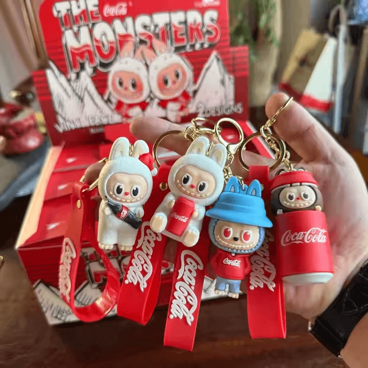 Porte-clé Coca-Cola Labubu attaché à un sac ou une trousse
