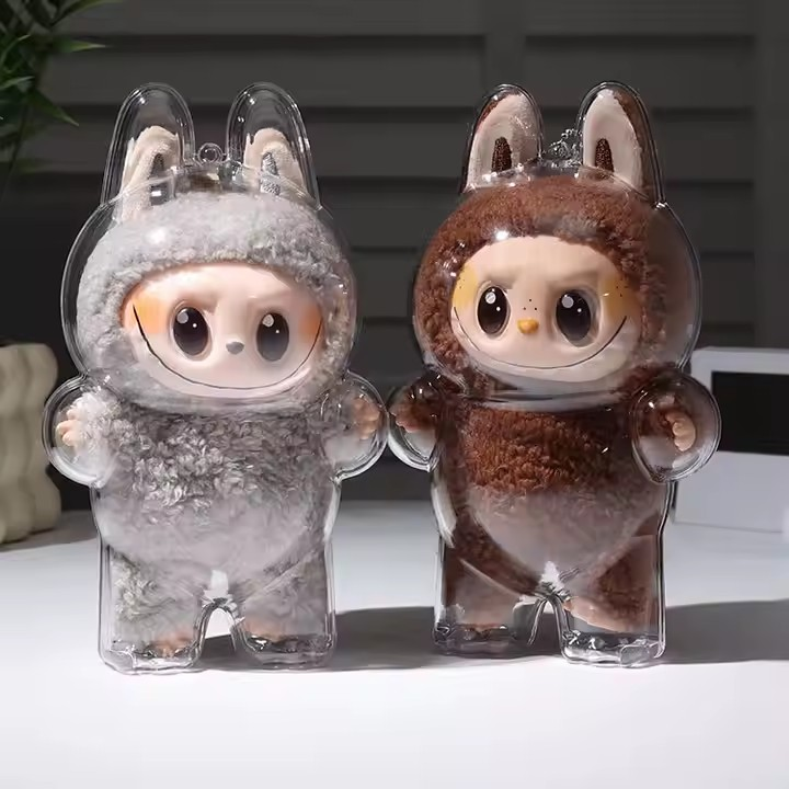 Figurine Labubu exposée dans une coque de protection rigide, étui de collection Pop Mart