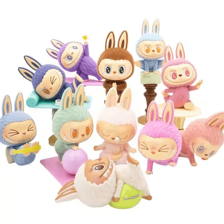 Figurine Labubu allongé en posture de yoga paresseux, design adorable et zen de la collection Pop Mart