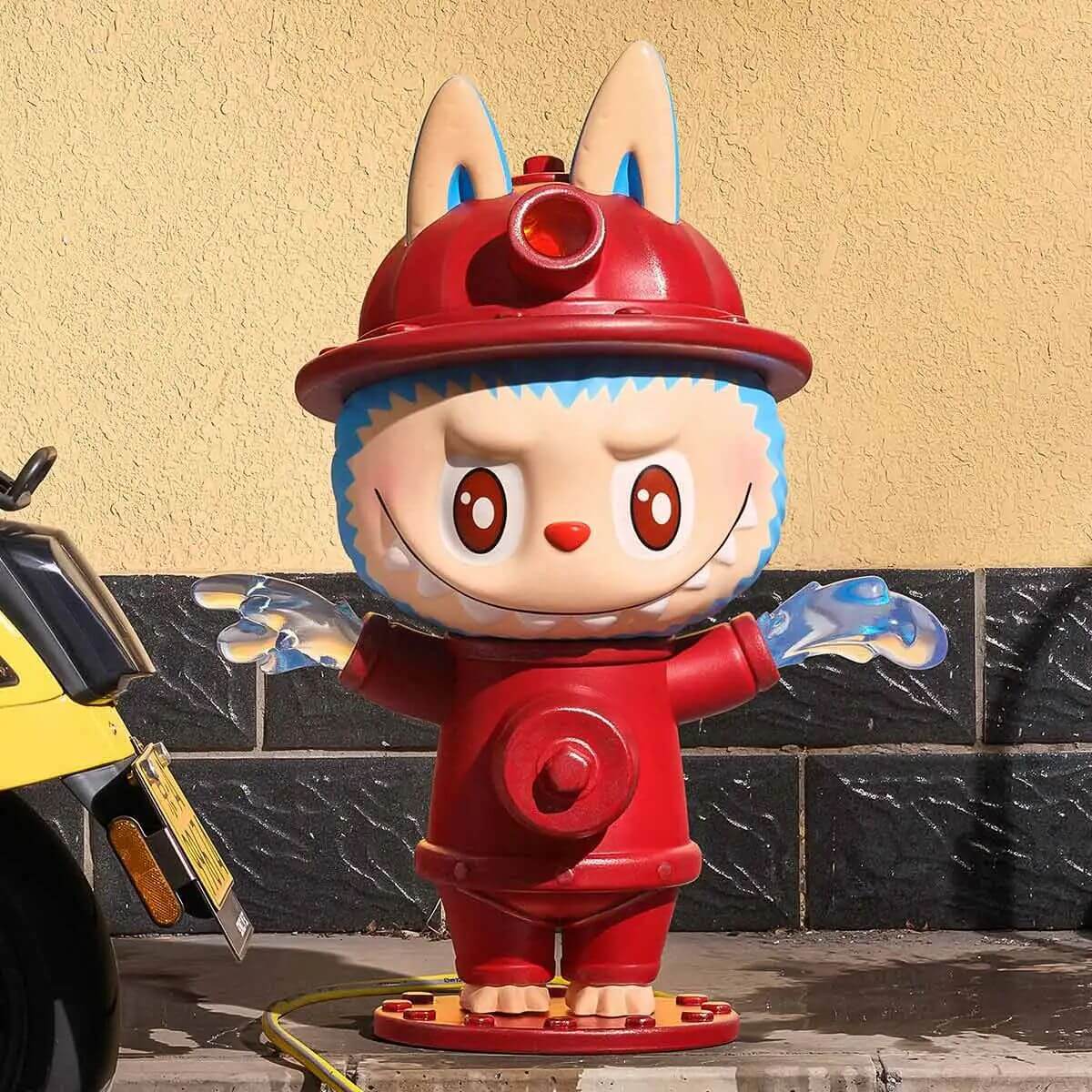 Figurine Labubu en tenue de pompier rouge, avec casque et gants transparents, édition spéciale Pop Mart style héros kawaii