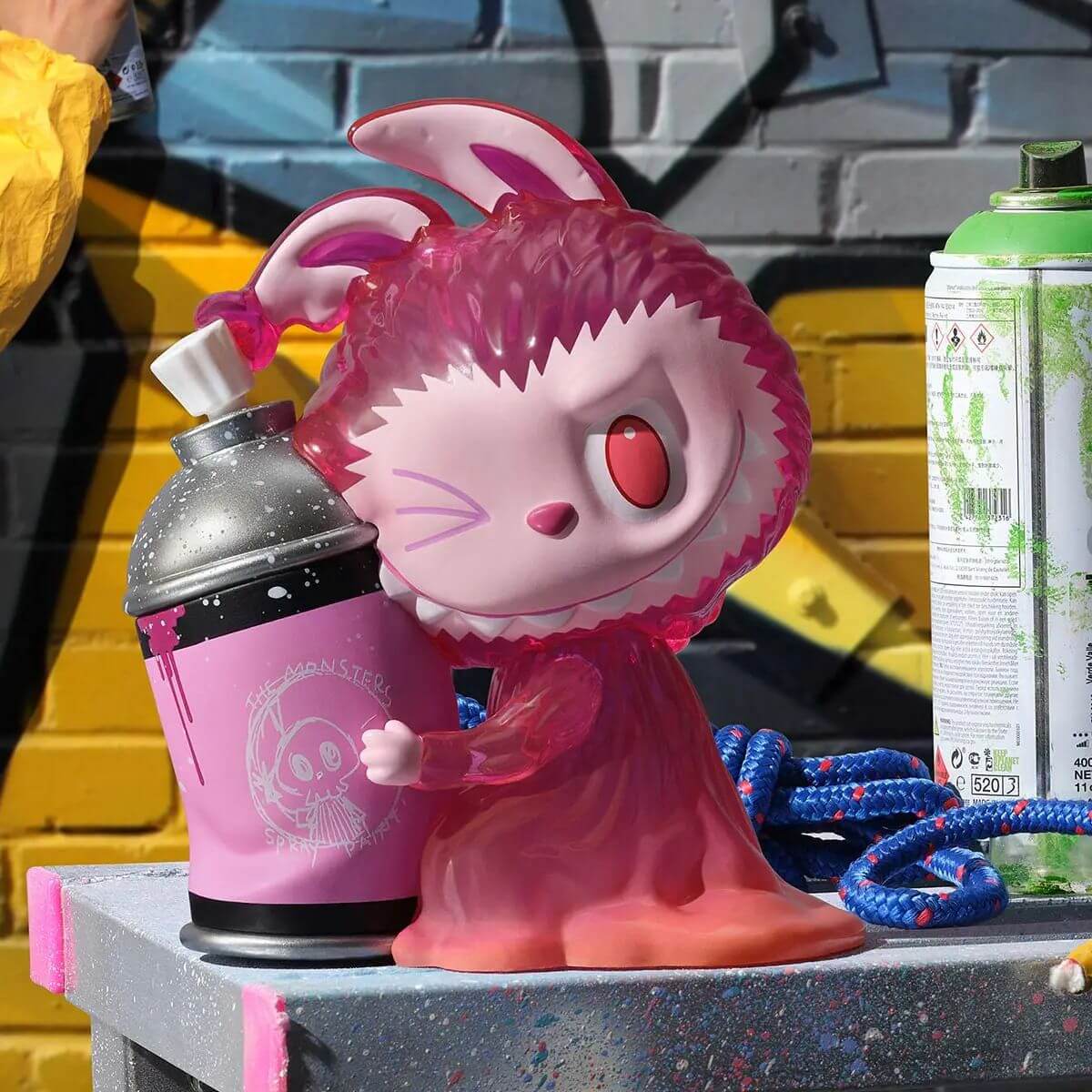 Figurine Labubu transparente rose avec bombe de peinture graffiti, édition Spray Can Pop Mart style street art kawaii