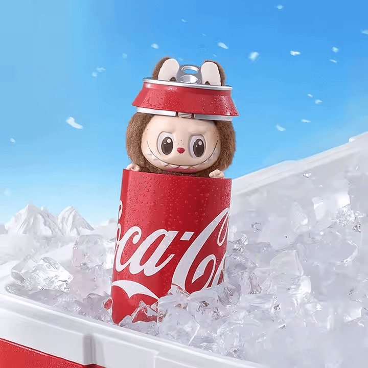 Peluche Labubu tenant une bouteille de Coca-Cola, collaboration officielle Pop Mart, style collector kawaii