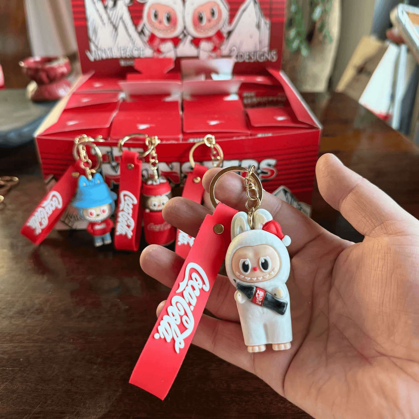 Figurine Labubu Coca-Cola suspendue en porte-clé