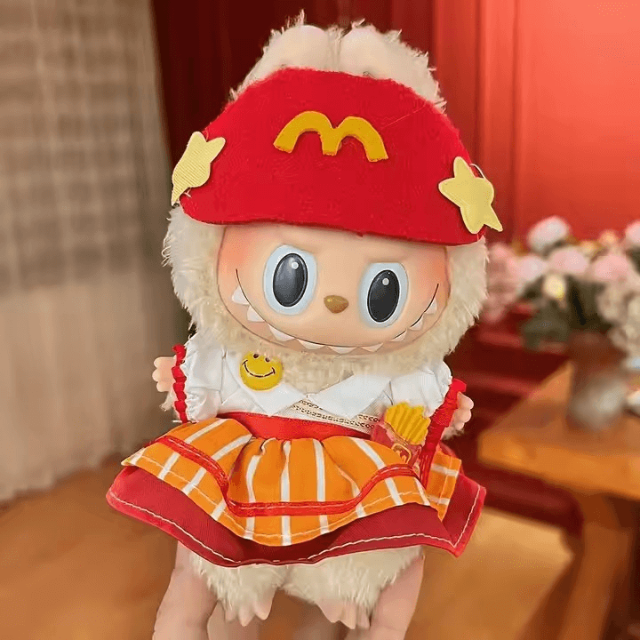 Labubu en tenue exclusive inspirée de McDonald’s, avec salopette rouge éclatante, t-shirt jaune vif et bonnet assorti – un look pop et collector qui ravira les fans.