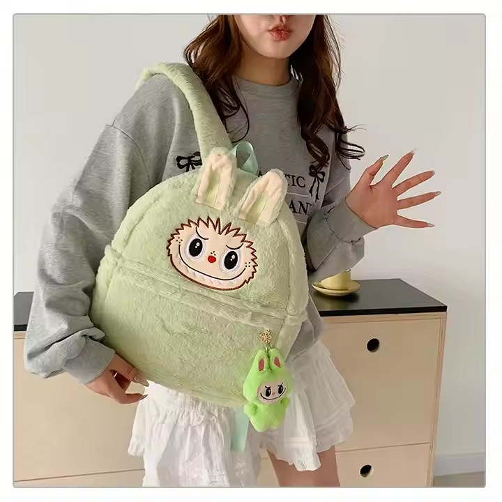 Sac à dos peluche Labubu gris porté par une jeune femme en look pastel