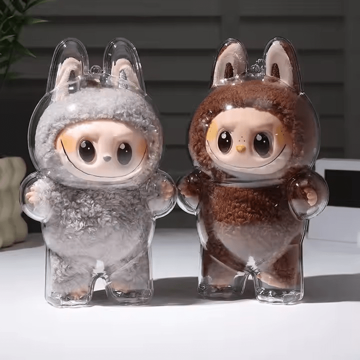 Figurine Labubu exposée dans une coque de protection rigide, étui de collection Pop Mart