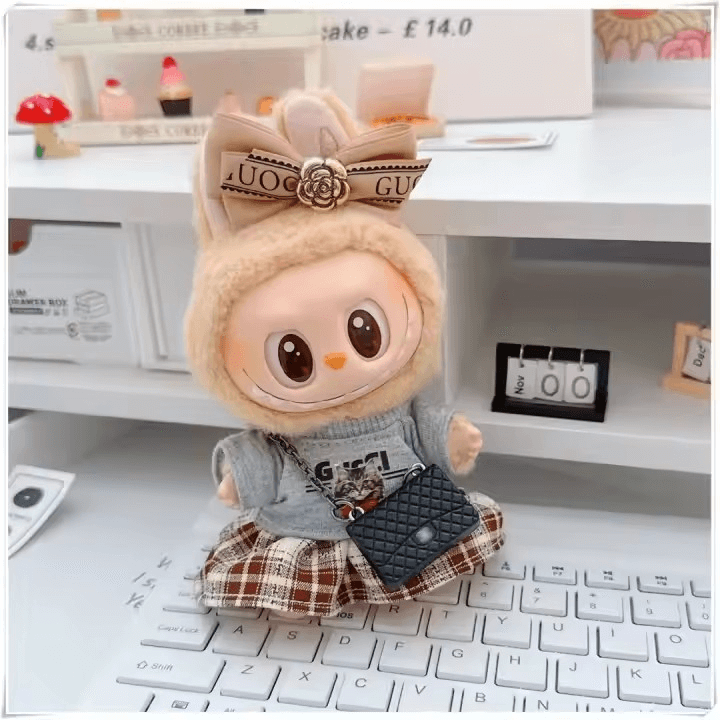 Tenue Gucci pour poupĂ©e Labubu avec jupe, haut, nĆud et mini sac Ă main â Ă©dition collector luxe