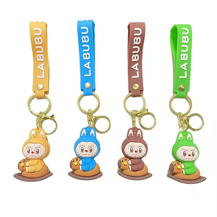 porte-clés Labubu Fall In Wild accroché à un sac, figurine Labubu porte-clés vue de près