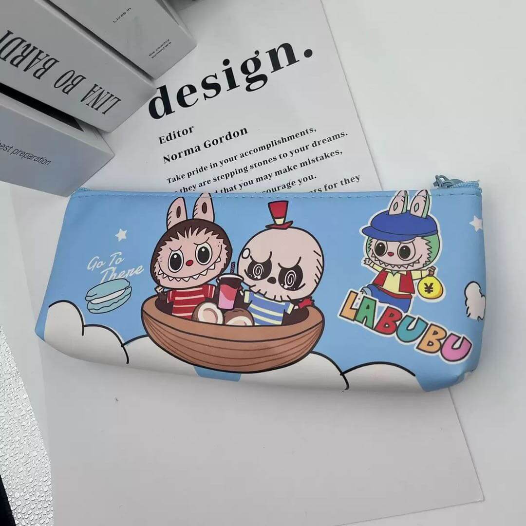 Trousse Labubu Kawaii bleu avec personnages dans un bateau, parfaite pour la rentrée scolaire et les fournitures scolaires.