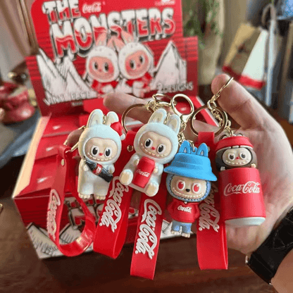 Porte-clé Coca-Cola Labubu attaché à un sac ou une trousse