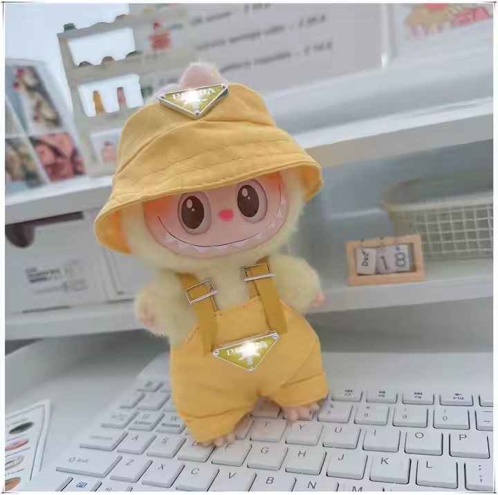 Tenue pour poupée Labubu inspirée du style Prada avec coupe élégante, idéale pour habiller vos figurines avec classe

