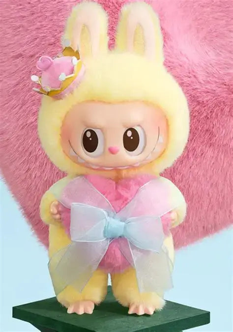 Labubu Checkmate Series Édition Princesse Pastel figurine en costume de lapin avec couronne et nœud pastel.