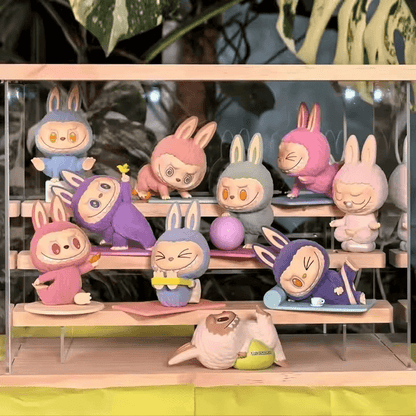 Figurine Labubu Lazy Yoga en position assise détendue, édition Pop Mart kawaii inspirée du yoga et de la relaxation

