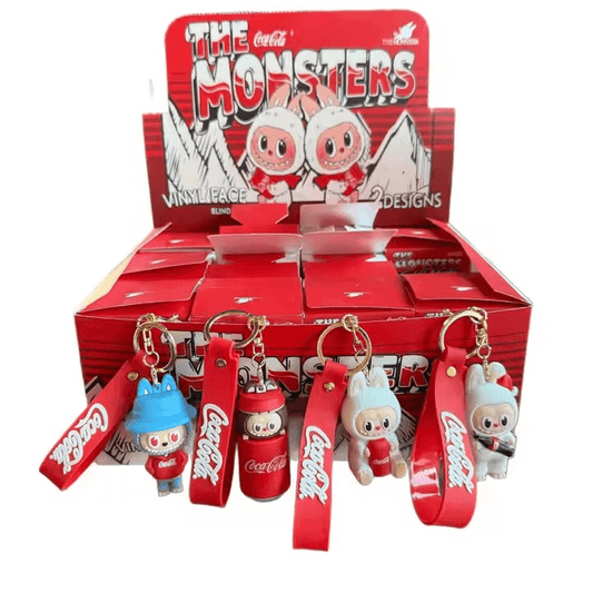 Découvrez le porte-clés Labubu Coca Cola, une collaboration exclusive et collector. Pièce rare et fun pour les fans de Labubu et Coca Cola. Stock limité !