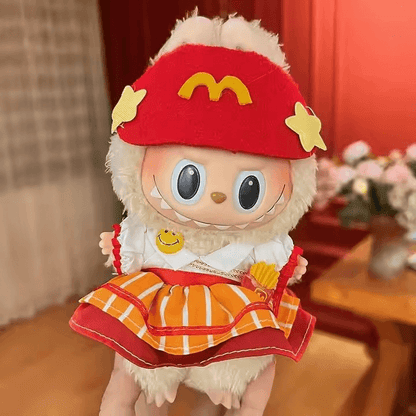 Labubu en tenue exclusive inspirée de McDonald’s, avec salopette rouge éclatante, t-shirt jaune vif et bonnet assorti – un look pop et collector qui ravira les fans.