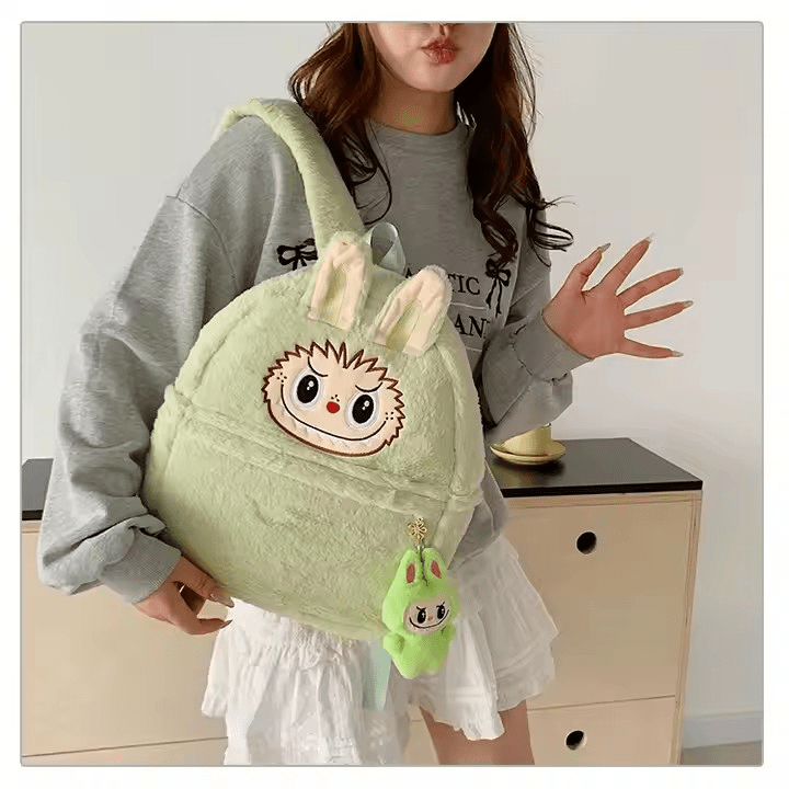 Sac à dos peluche Labubu gris porté par une jeune femme en look pastel